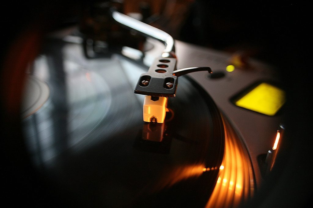 dj-4702977_1280
